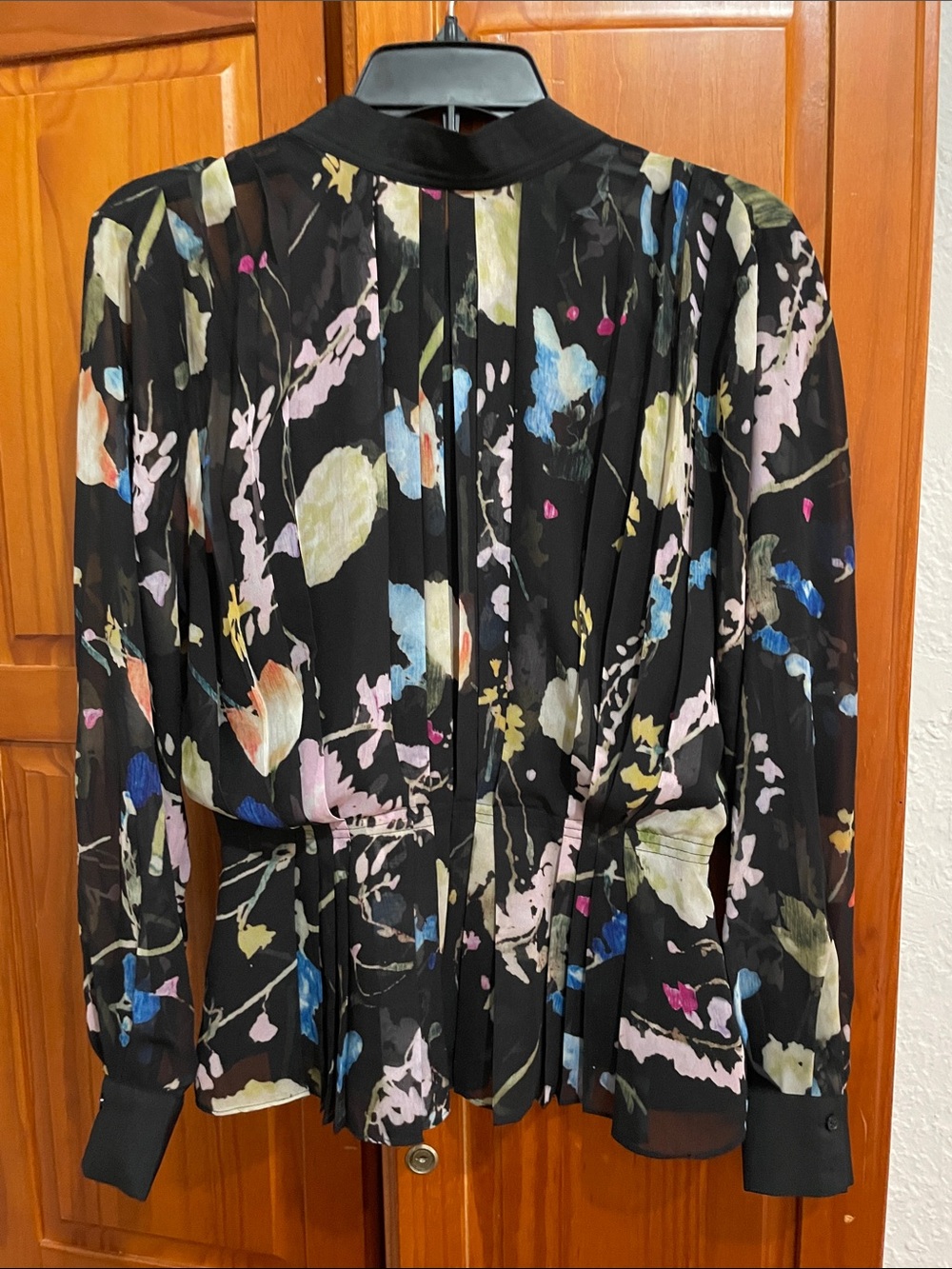Reiss Black Floral Pleated Long-Sleeve Blouse with Multicolor Print - Picture 3 of 7